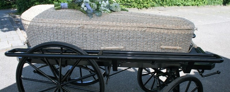 Een overledene vervoeren kan ook lopend met een loopkoets.