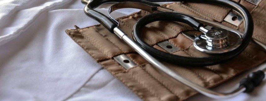 Stethoscoop in leren etui op laken ligt klaar voor lijkschouw na overlijden